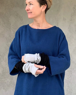 NISHIGUCHI KUTSUSHITA : teni ice cotton gauze arm covers ink blue